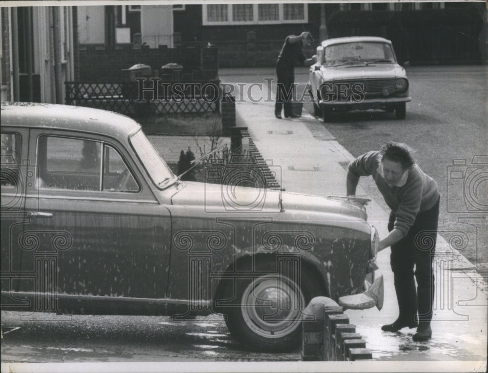 1971 Press Photo London Suburbanite Britain Sunday Obse- RSA31561 - Historic Images