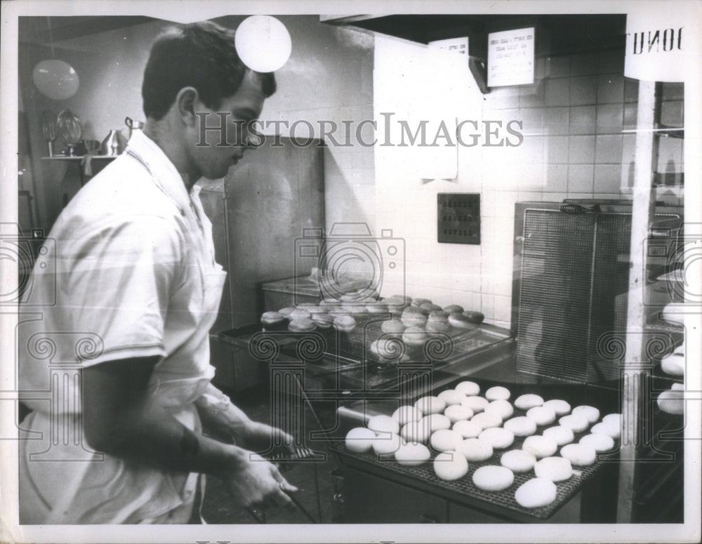 1966 England Famous Dish London - Historic Images