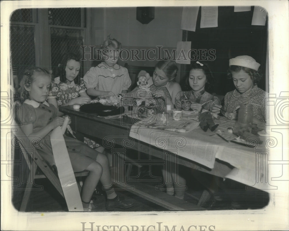 1939 Mrs Wilmina Eaton Performing Puppets - Historic Images