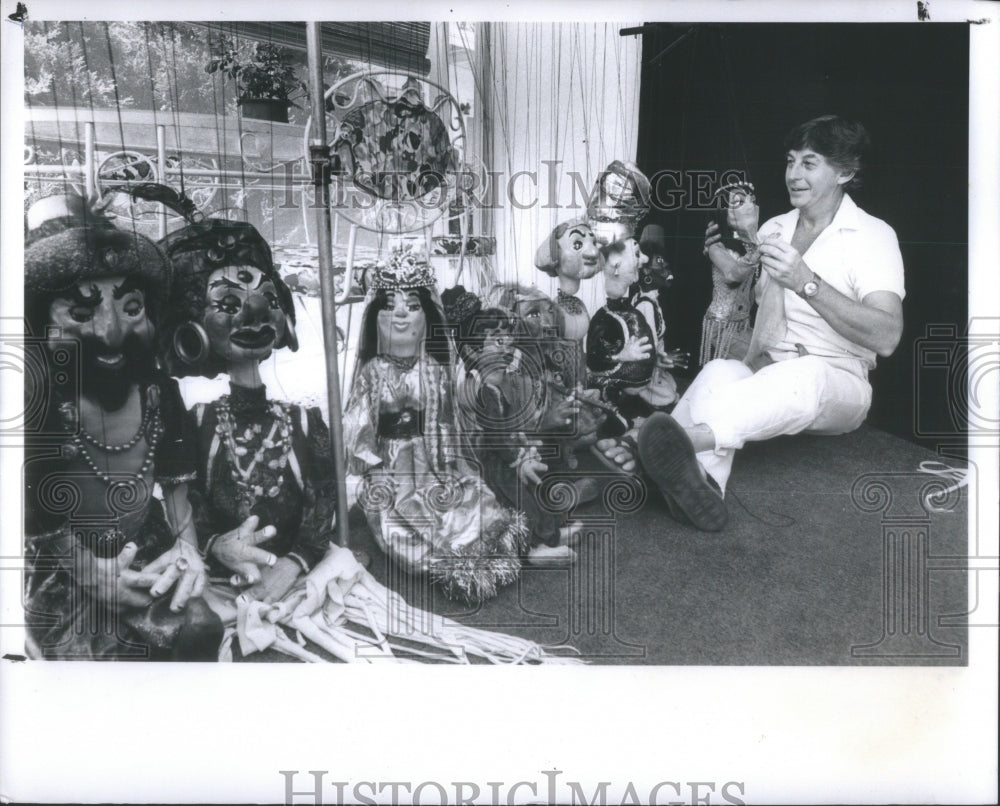 1982 Press Photo Kids puppet show Plaza II Theater doll- RSA31773 - Historic Images