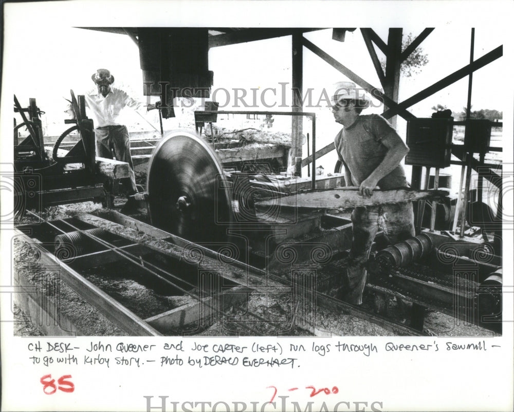 1980 Press Photo Queener Sawmill John Joe Carter Logs - Historic Images