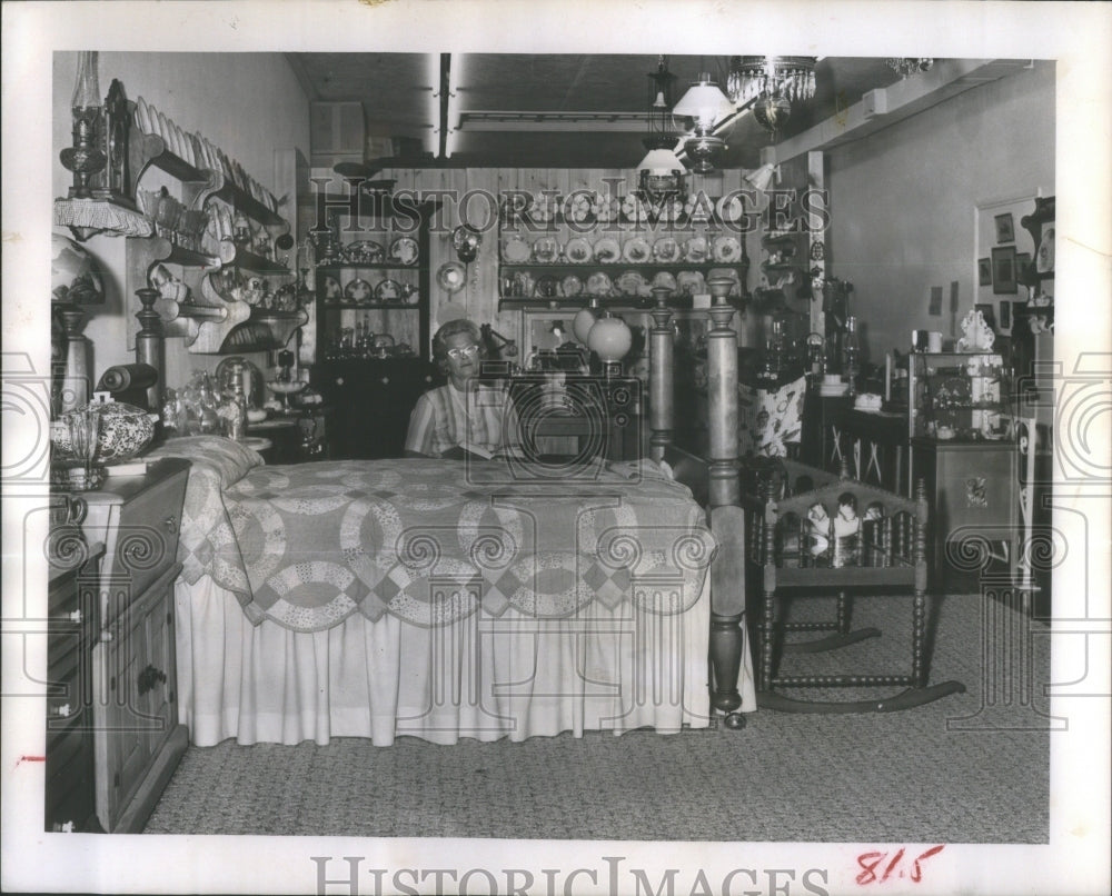 1965 Press Photo Raymond Stecker bedroom antique shop- RSA31859 - Historic Images
