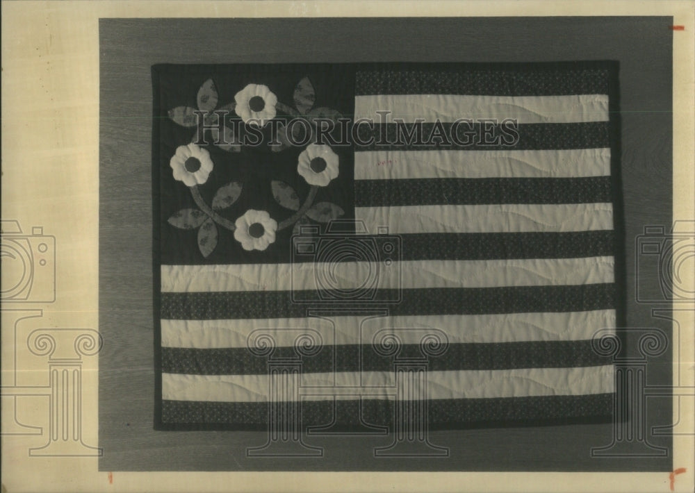 1991, President&#39;s Wreath Quilted Flag- RSA31861 - Historic Images