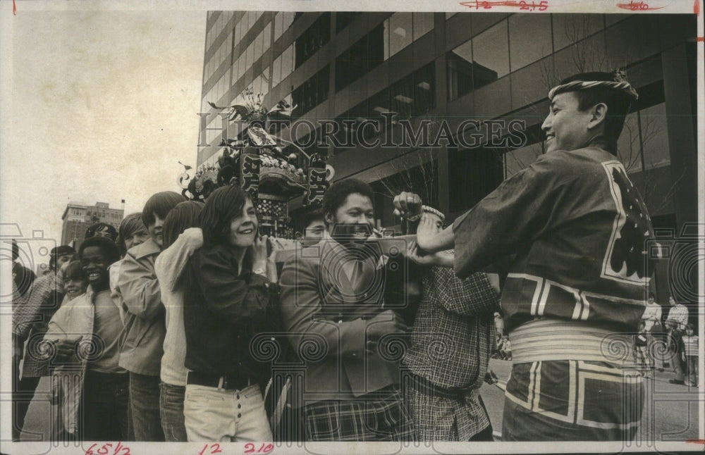 1974 Press Photo Japanese Parade Mikoshi Happy Affairs - Historic Images