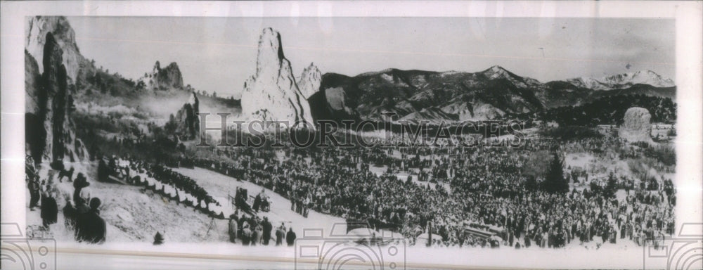 1950 Worshipers Garden god Easter Natural - Historic Images