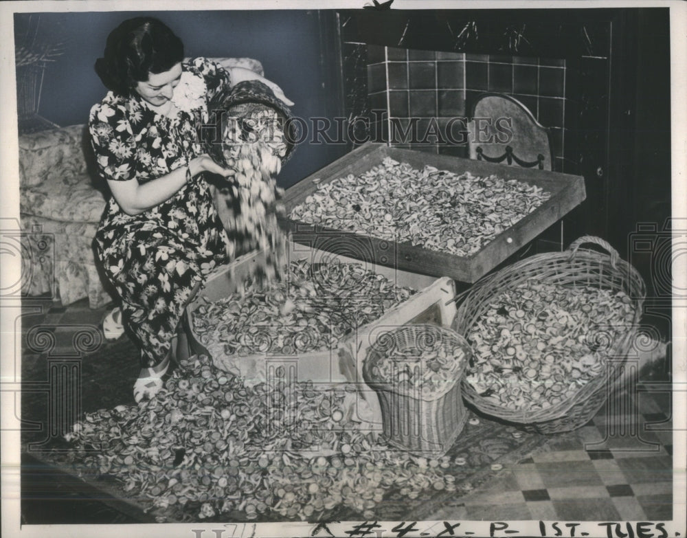 1940 Press Photo Miss Lilian Hal mannequin metal caps- RSA32701 - Historic Images
