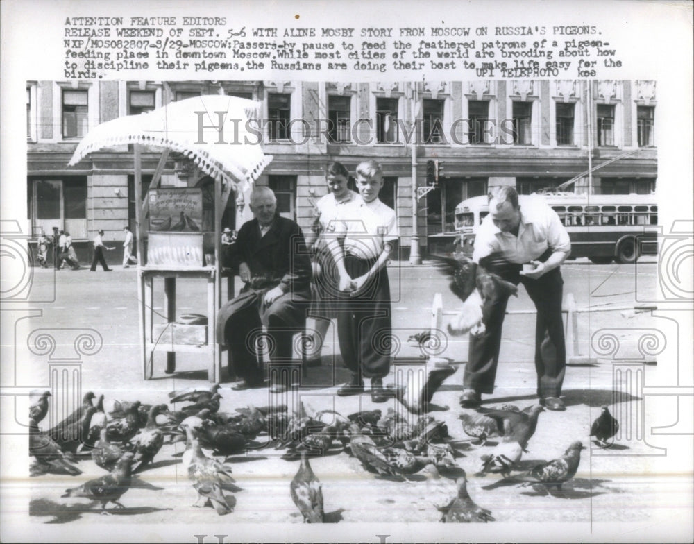 1959 Press Photo Feeding Pigeons in Moscow- RSA32927 - Historic Images