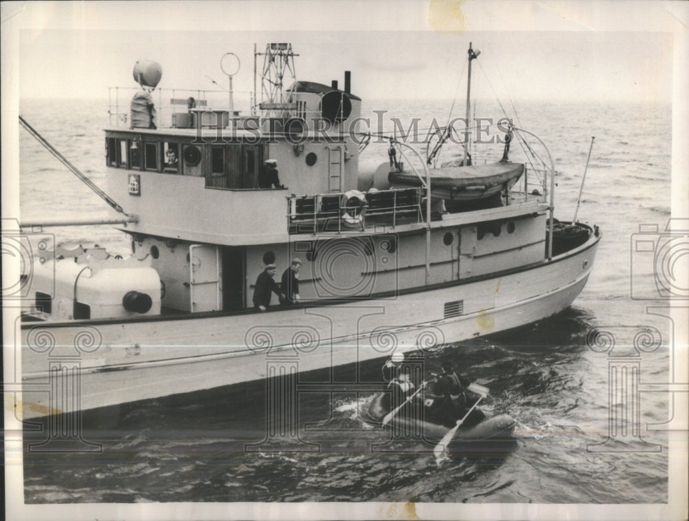 1958 Press Photo rubber boat Icelandic coast guard vess- RSA33239 - Historic Images