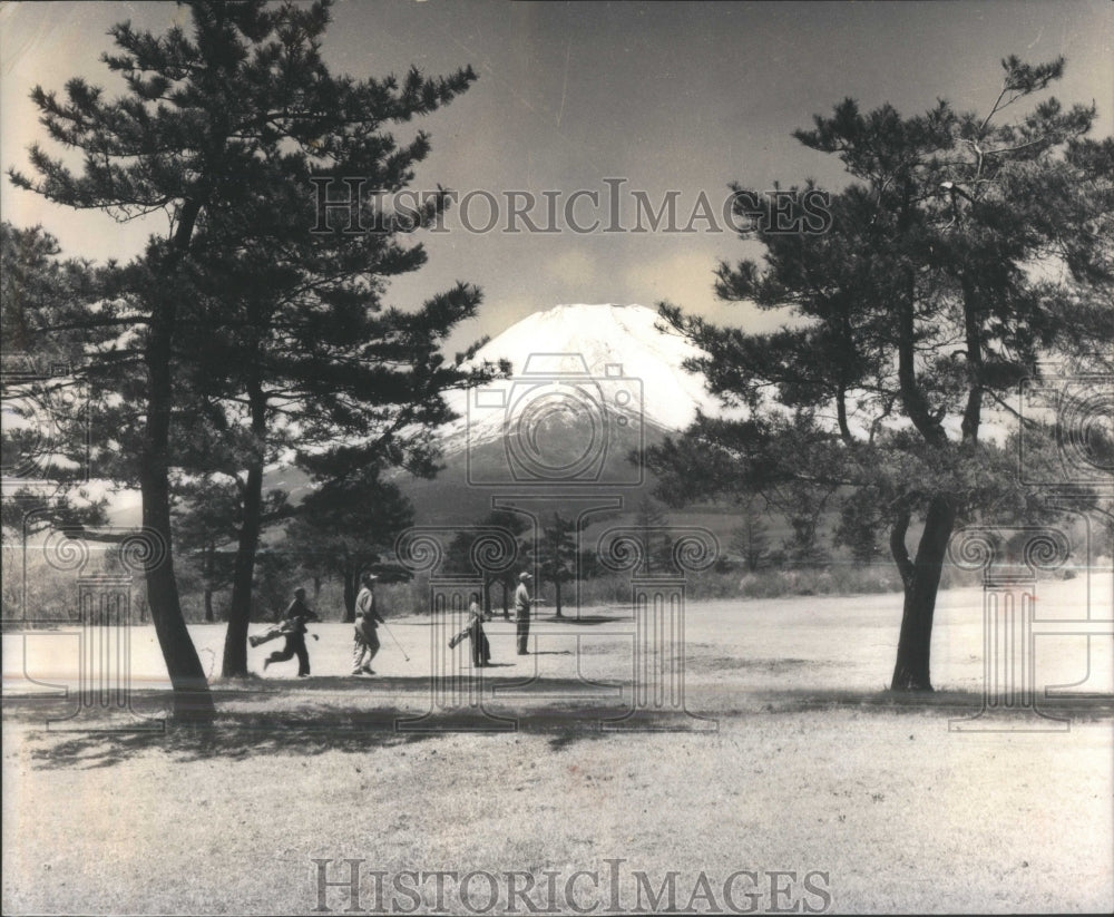 1970 Press Photo Golf-Japan-Girl Caddies Well Trap-Fair- RSA33265 - Historic Images