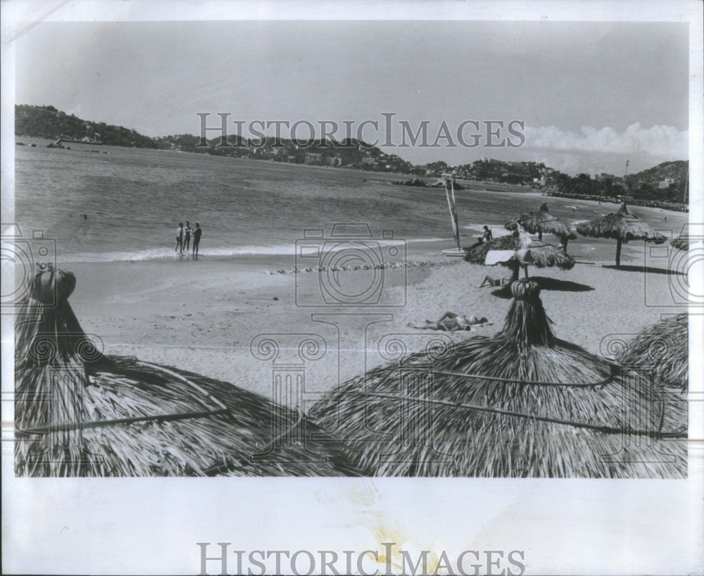 1975 Press Photo Puerto Vallarta Tourists Breakfast Pos - Historic Images