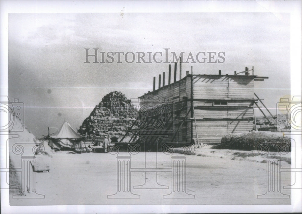 1955 Press Photo crude wood shack opened chamber solar- RSA33439 - Historic Images