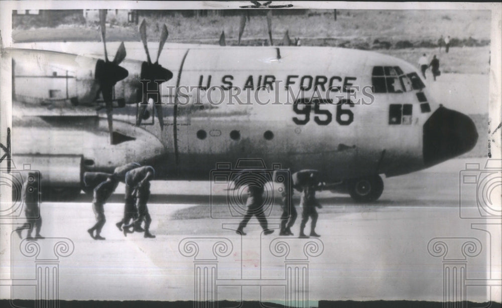 1963 Press Photo US Air Force Loading Supplies Skopje- RSA33681 - Historic Images