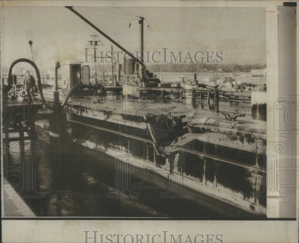 1970 Oil Spill From Barge After Collision W - Historic Images