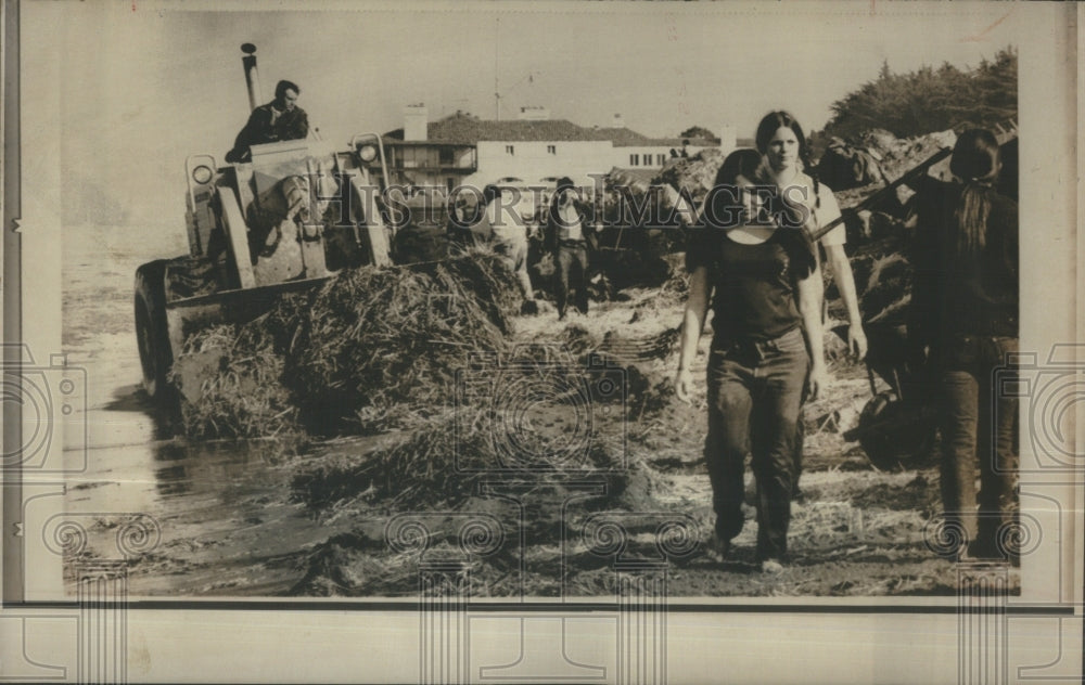 1971 Press Photo San Francisco Bay Cleanup Bulldozer - Historic Images