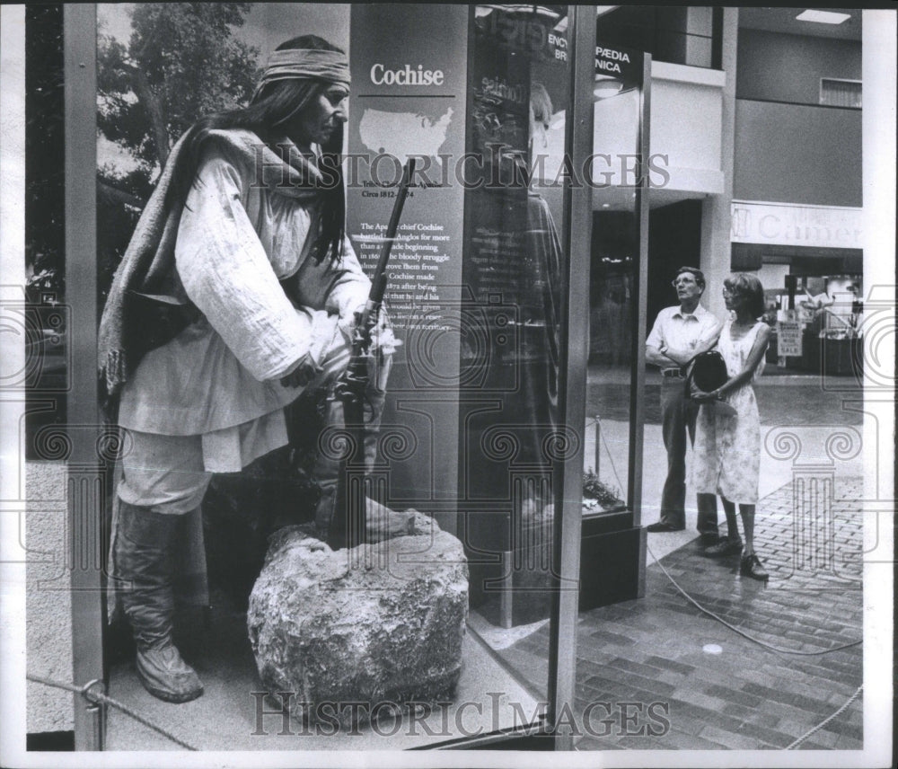 1981 Press Photo Cochise Statue Southglenn Mall Chirica - Historic Images