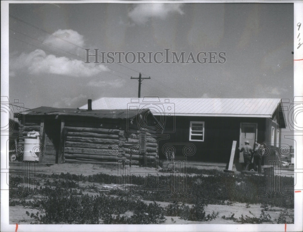 1965 Press Photo new home Indian family log cabin being- RSA33909 - Historic Images