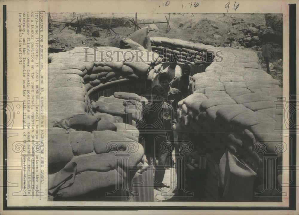 1972 Press Photo Israeli Troops Walk Walls Of Bunker Po- RSA33957 - Historic Images