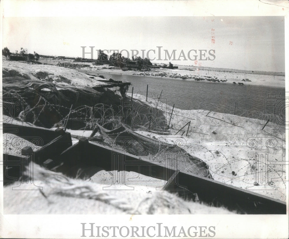 1970 Press Photo Israeli guns peer over fortifications - Historic Images