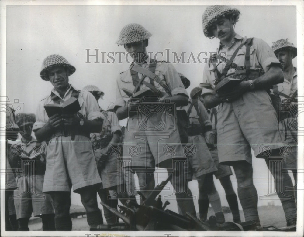 1958, Israeli soldiers morning prayers- RSA34007 - Historic Images