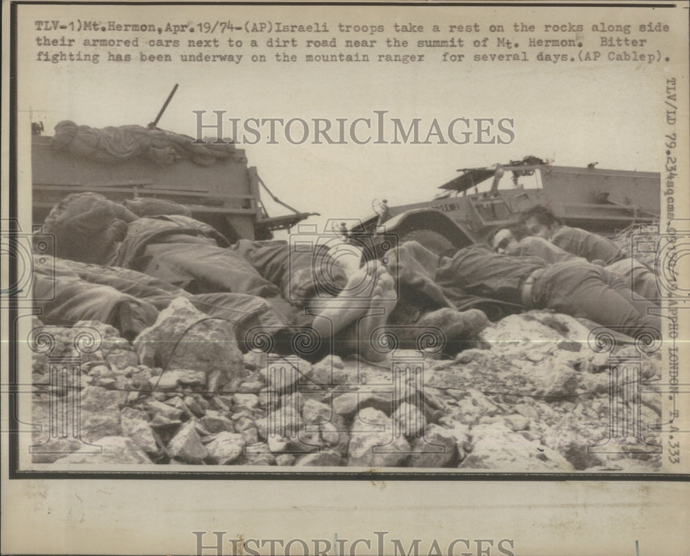 1974 Press Photo Israeli troops rocks armored cars summ- RSA34119 - Historic Images