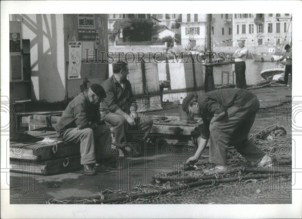 1981 Press Photo Fishermen Work on Nets St. Jean de Luz- RSA34587 - Historic Images