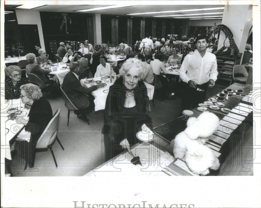 1985 Dinner In The Stacks At St Petersburg - Historic Images