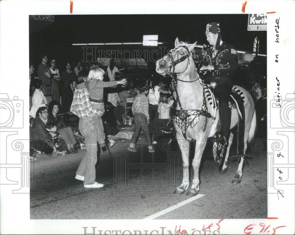 1982 Press Photo Unicyclist Shriner horse back Sun Para - Historic Images