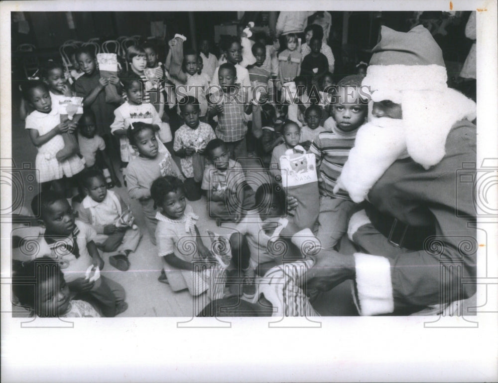 1970 Head Start Children Visit Santa Claus - Historic Images