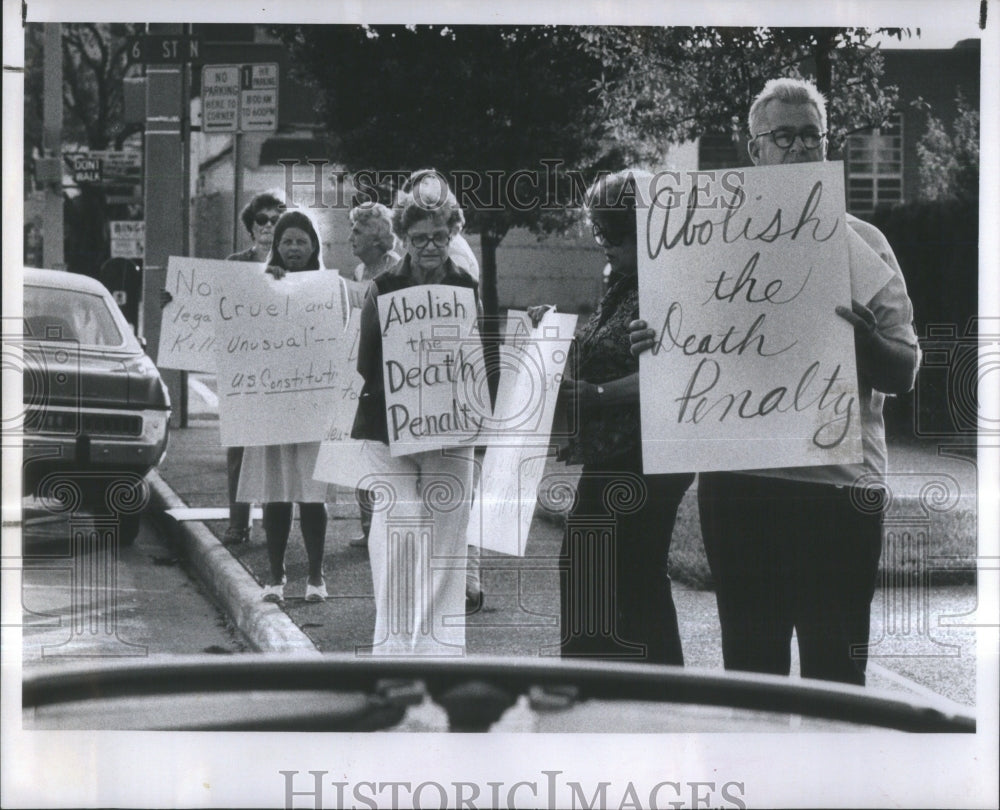 1980 Press Photo Death Penalty Opponents Picketing- RSA35909 - Historic Images