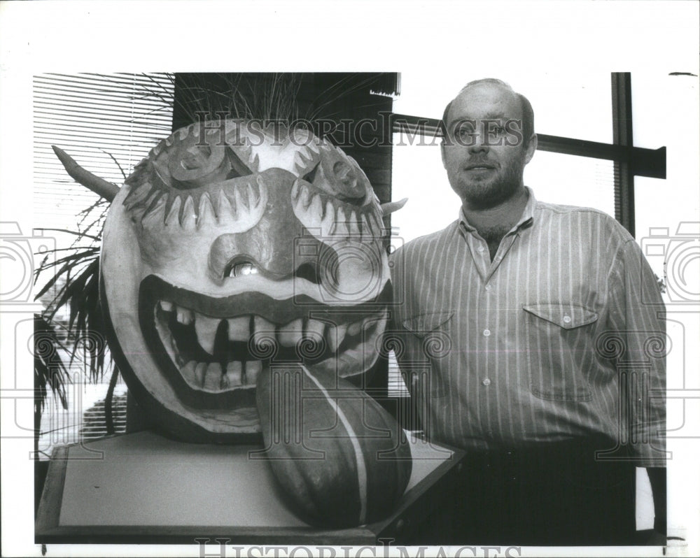 1987 Press Photo Eddie Frye Pumpkin Carving MicroAge Co- RSA35955 - Historic Images