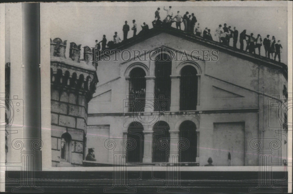 1960 Convicts Milan Italy Prison Riots - Historic Images