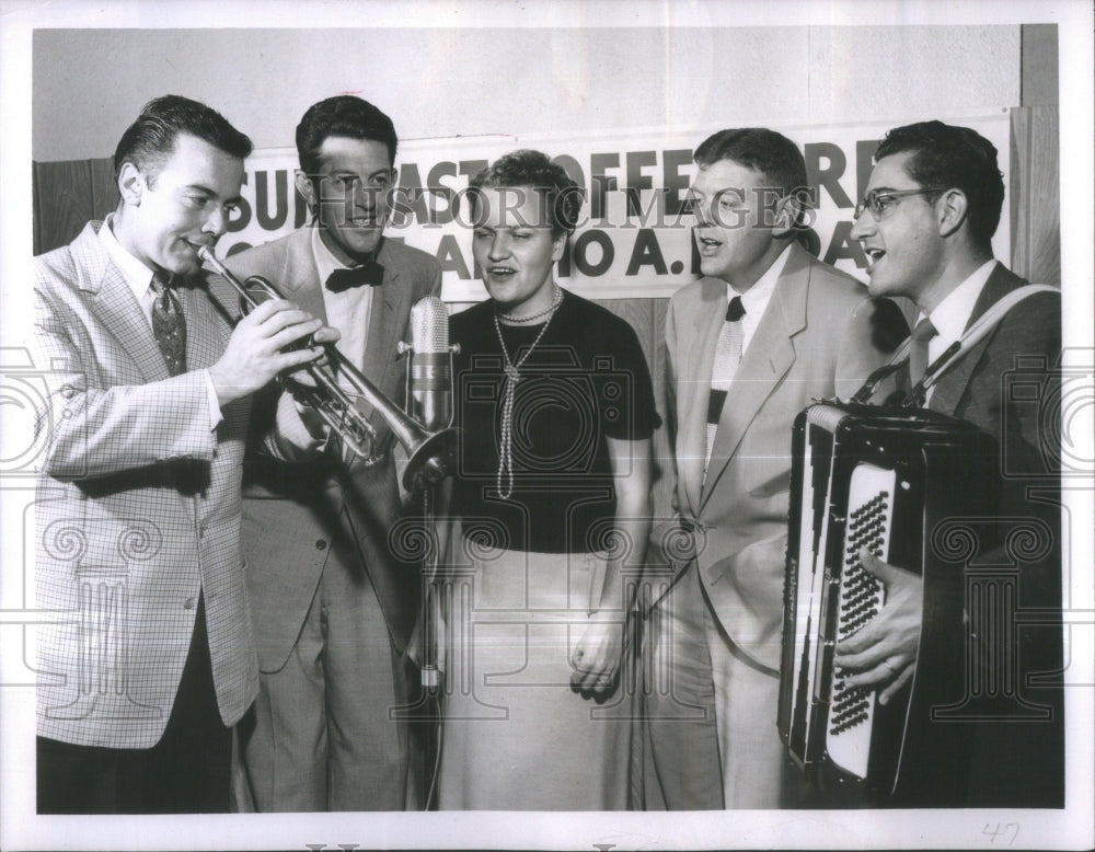 1955 Press Photo Staffers Suncoast Coffee Time Home mad- RSA36241 - Historic Images