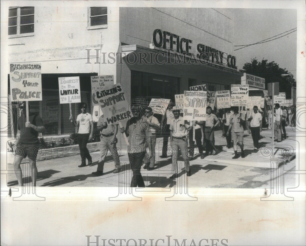 1976 Press Photo About 200 police and firemen expanded- RSA36533 - Historic Images