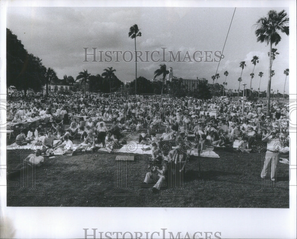 1982 Ilagay Coast park Picnic Tony Lopez - Historic Images