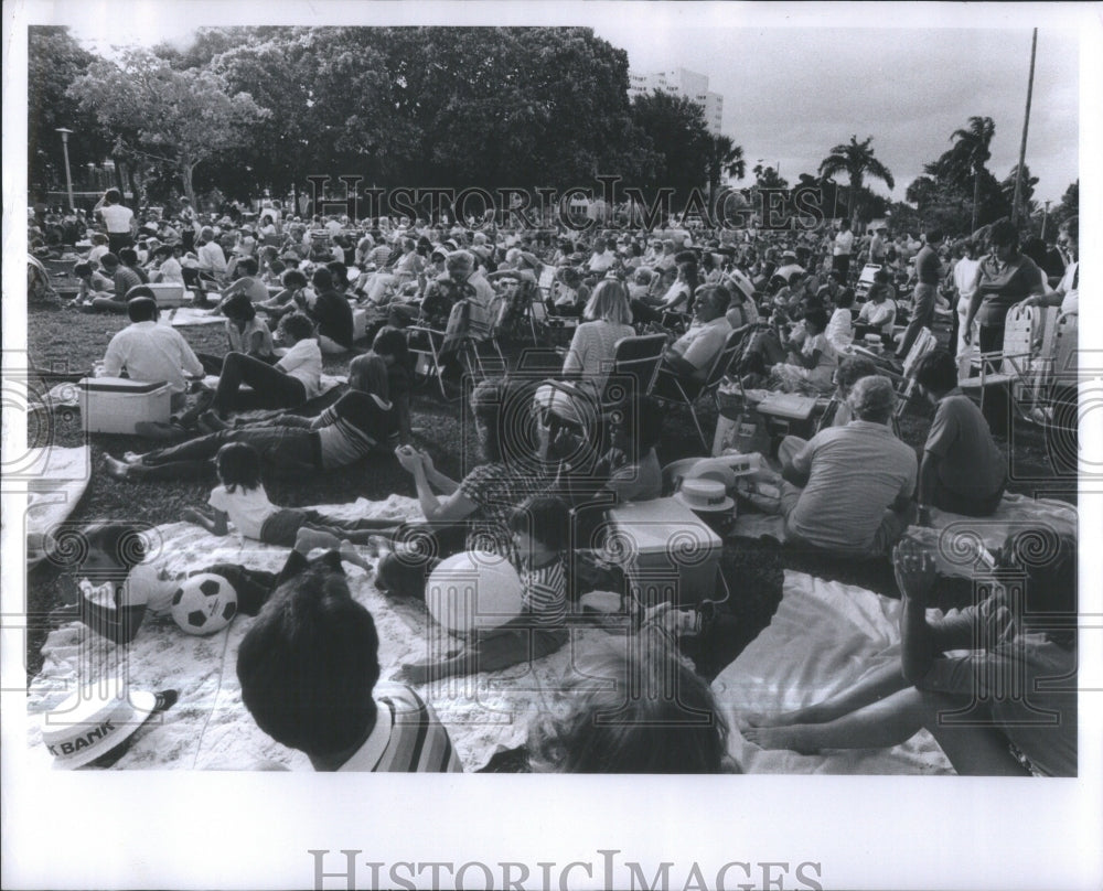 1982 Picnic n Pipe Holiday Picnic Spot Clea - Historic Images