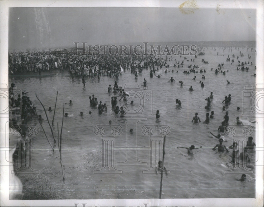 1946 Jumna Hindus Bathe Holy River Delhi-Historic Images