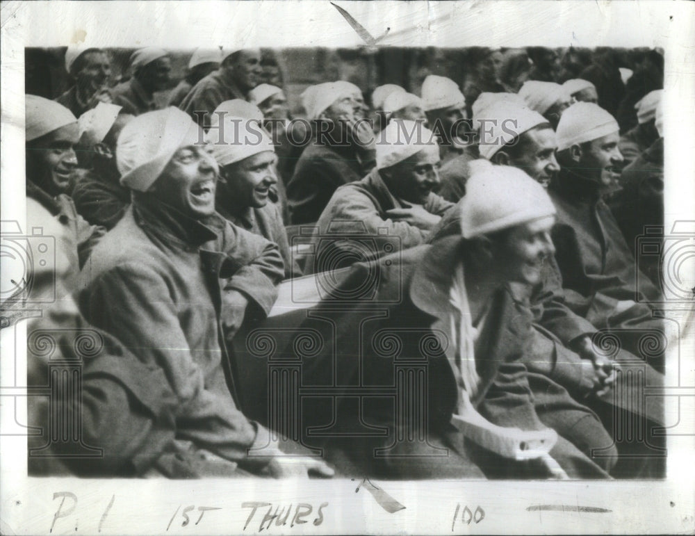 1941 Soldiers See Show Italian Rome March - Historic Images