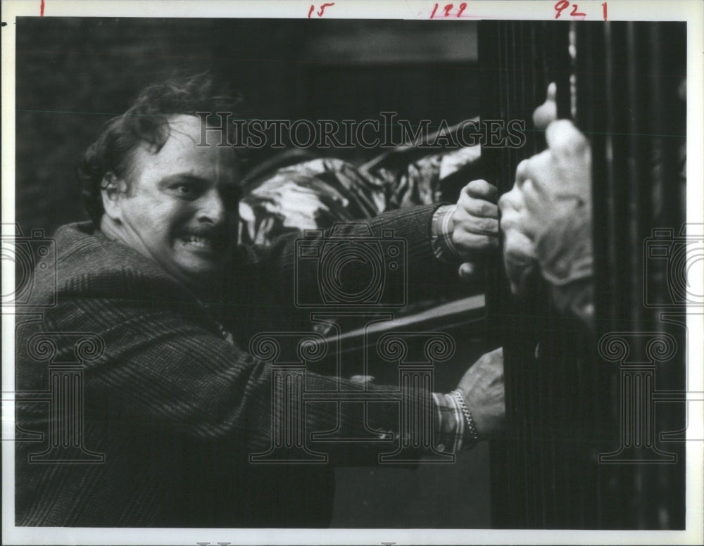 1985 Press Photo Dennis Franz Hill Street Emmy Award- RSA37797 - Historic Images