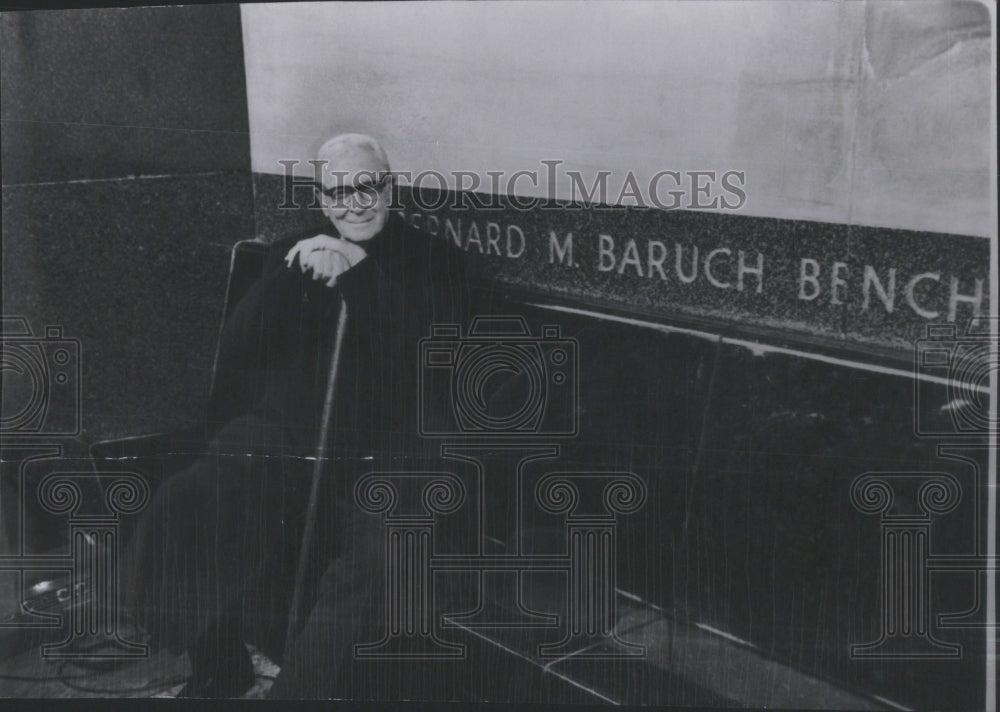 1958 Press Photo Bernard Baruch Gets Bench meditate - Historic Images