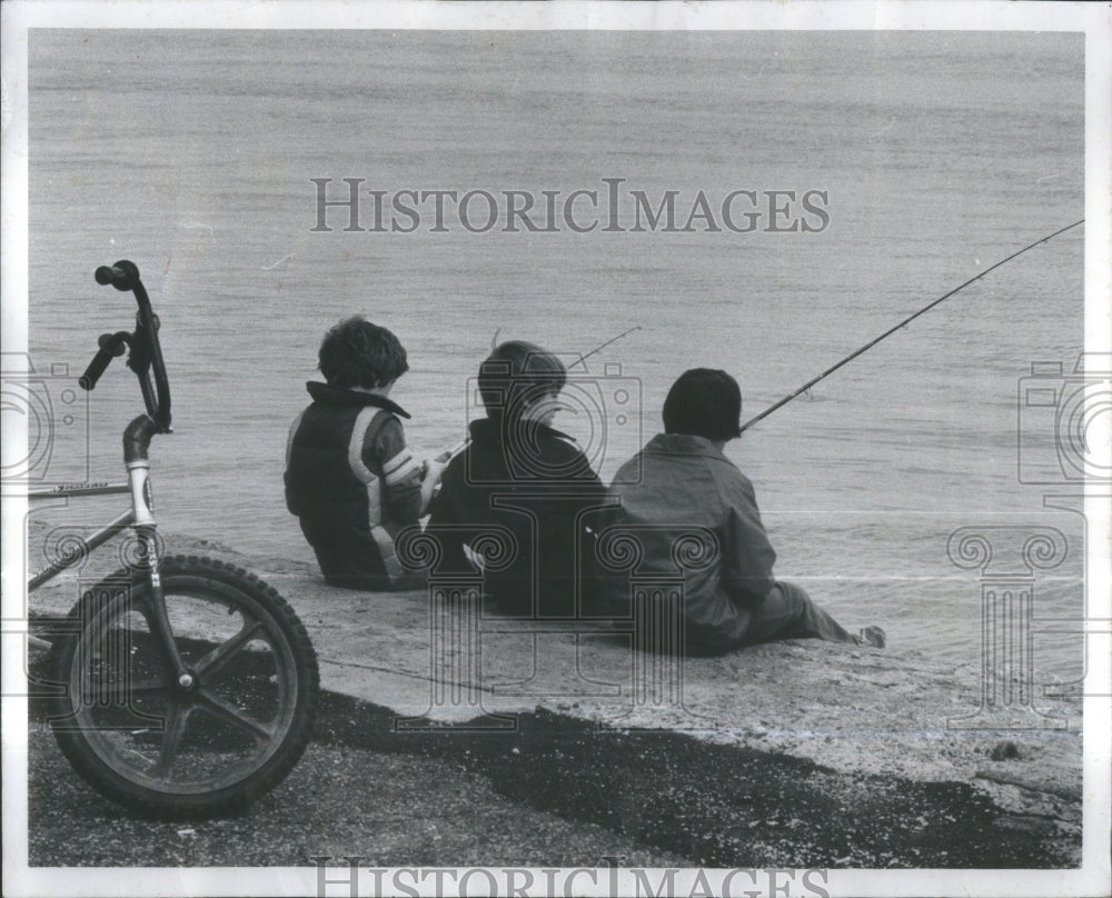 1979 Kids Fishing Dee River Wyandotte Park - Historic Images