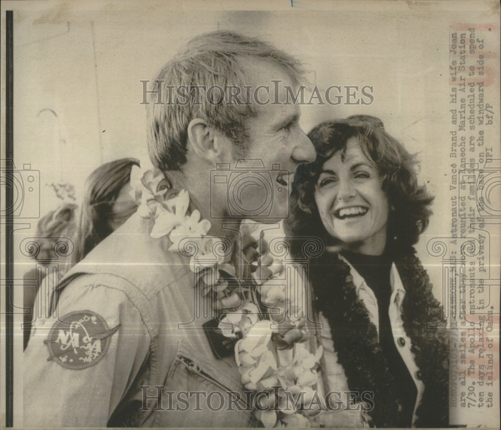 1975 Press Photo Astronaut Vance Brand & Wife Joan- RSA38437 - Historic Images