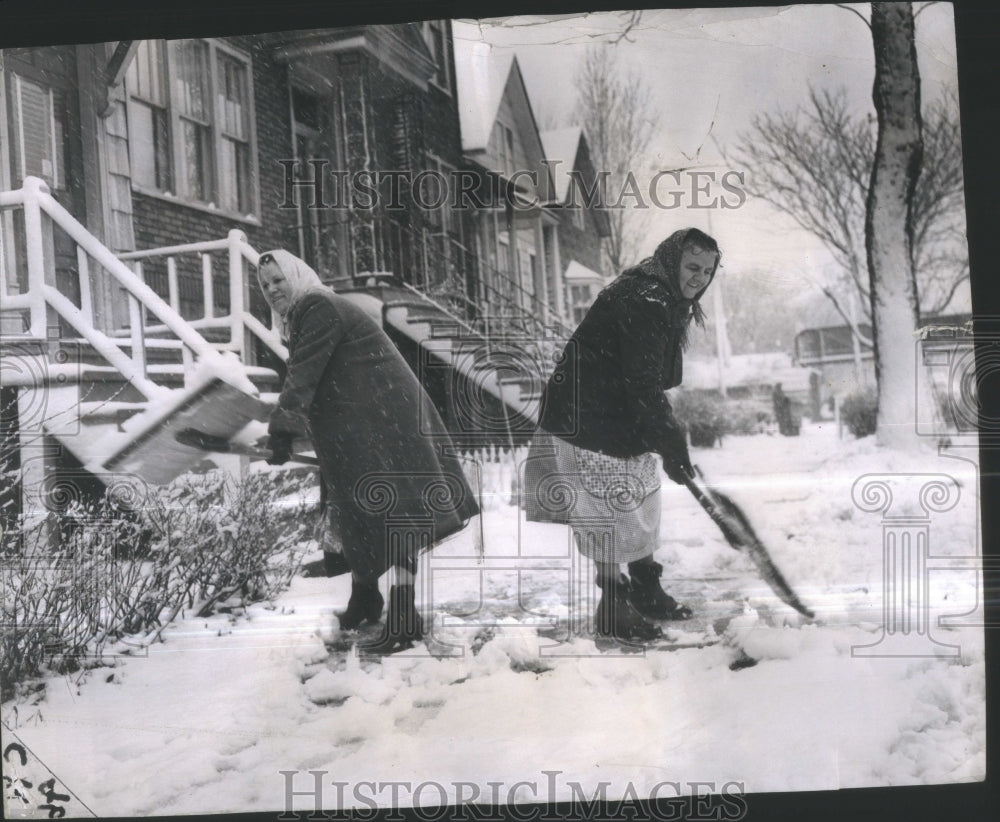 1958 Press Photo Chicago Ladies shovel snow on Barry St. - RSA38609 - Historic Images