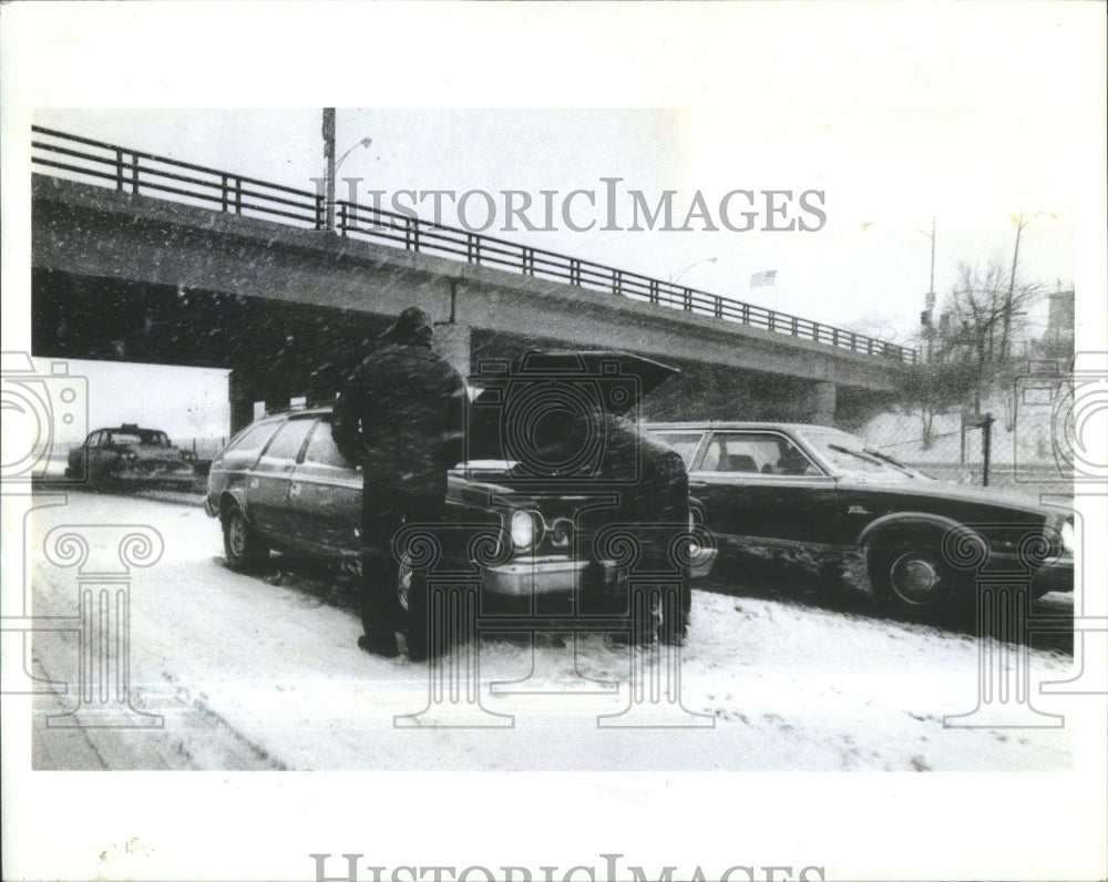 1984 Block-Lane Motorist-Tries-Start-Engine - Historic Images