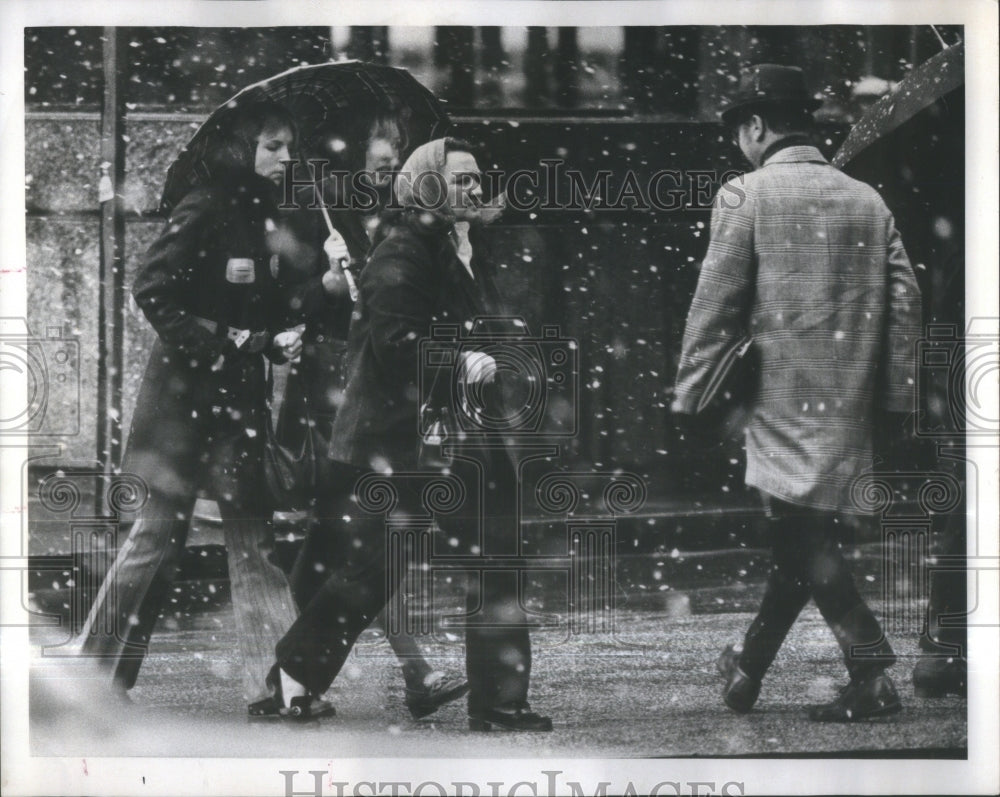 1972 Press Photo Weather-Chicago Large Puffy Snowflake-- RSA38687 - Historic Images