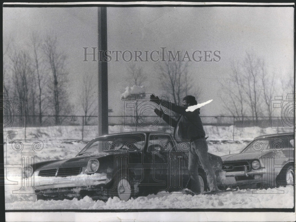 1975 Hand Power-Use-Motorist Return-Autos-D - Historic Images