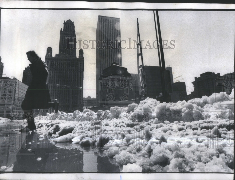 1975 Press Photo Snow Storm Chicago Pedestrian IBM Plaz- RSA38727 - Historic Images