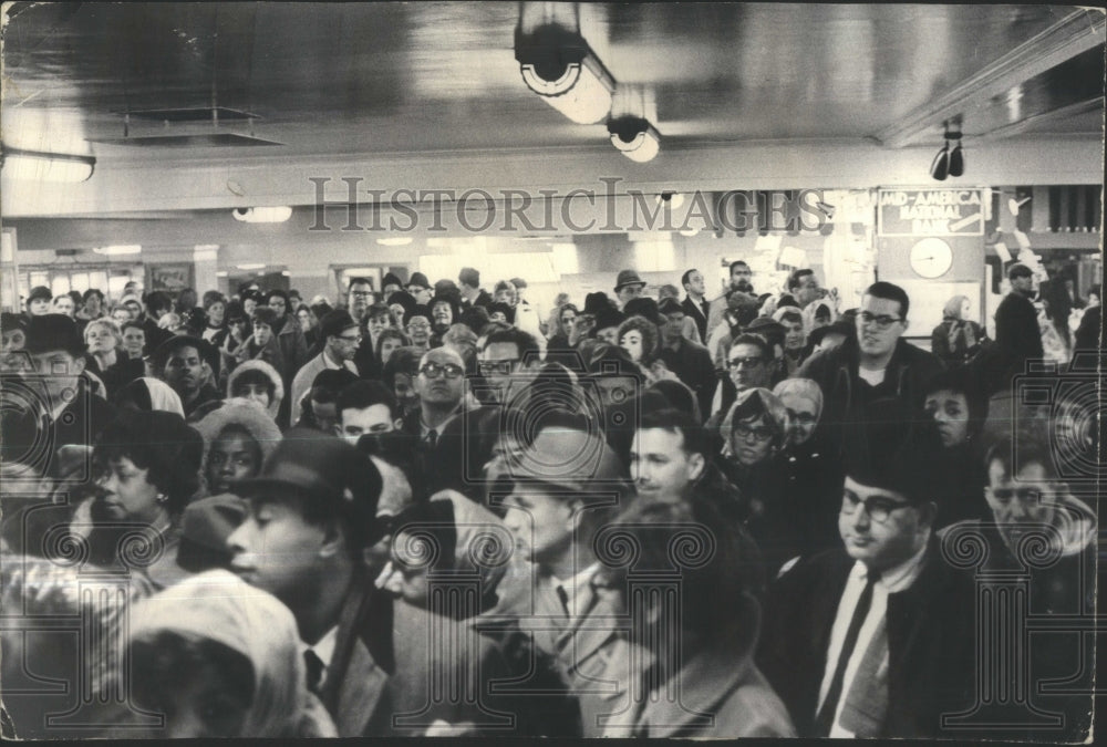 1967 Press Photo Commuters-Wait-Buy Ticket-Illinois-Sta- RSA38775 - Historic Images