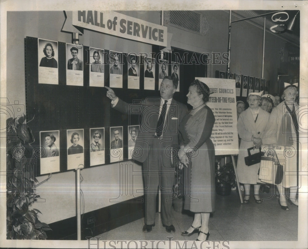 Earl Kribben &amp; Mrs. Evelyn Byron Look over Gallery. - Historic Images