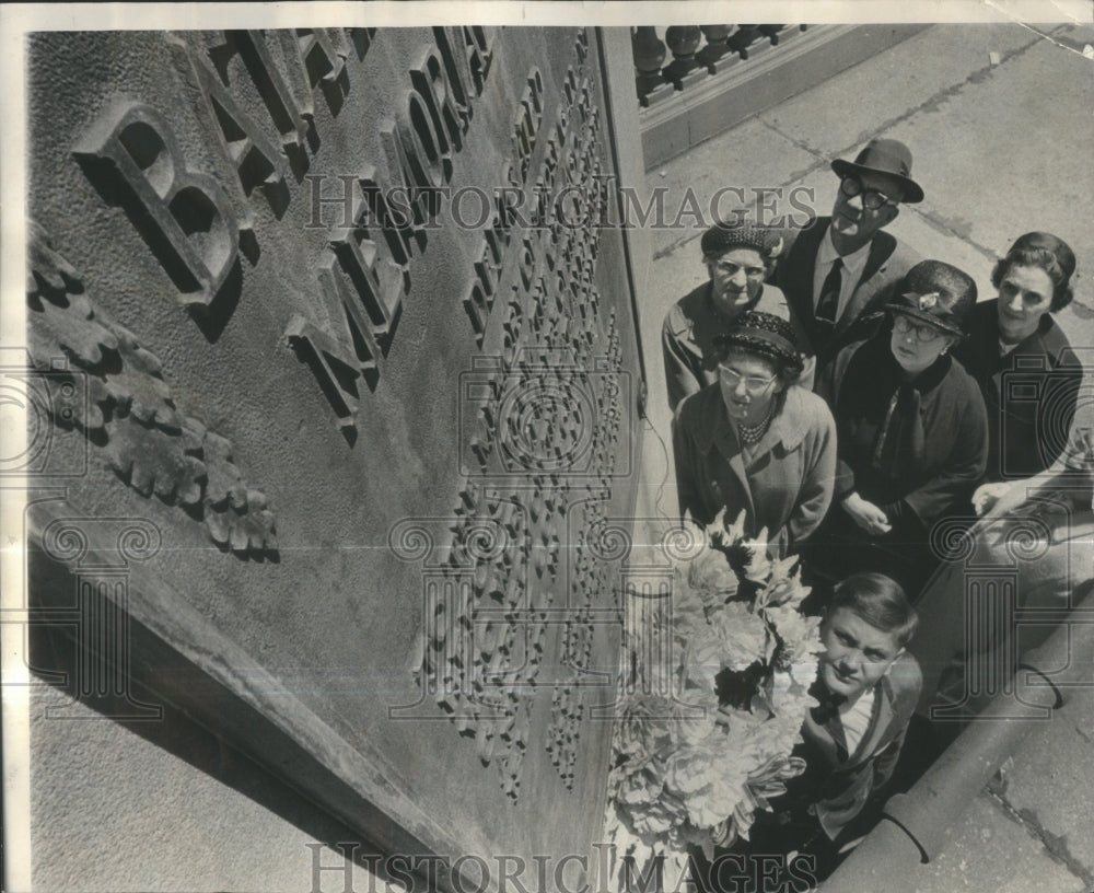 1966 Press Photo Memorial-Plaque-Foreground Member-Bata - Historic Images