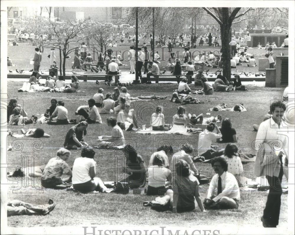 1980 Spring Weather Grant Park Chicago - Historic Images
